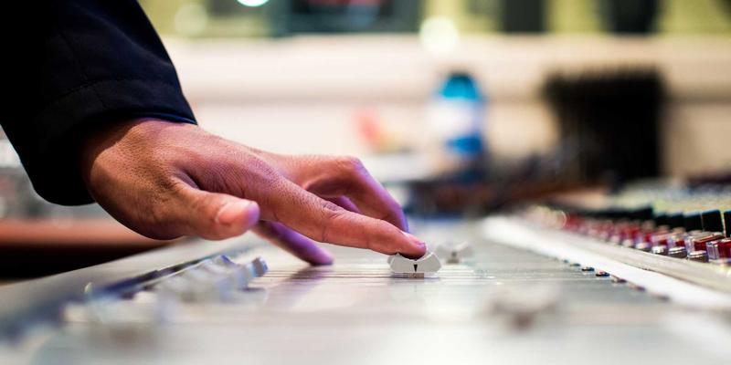 门窗幕墙铝材加工废料高效回收指南：从铝屑压块到熔炼再利用的经济与技术解析